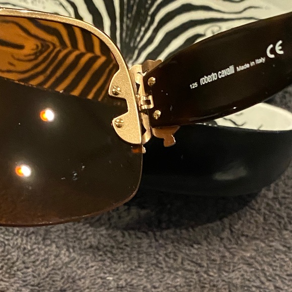 Gently used woman’s Roberto Cavalli sunglasses. - Picture 3 of 12